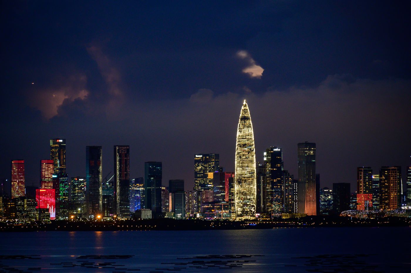 Gratte-ciel illuminés d'une grande ville chinoise la nuit